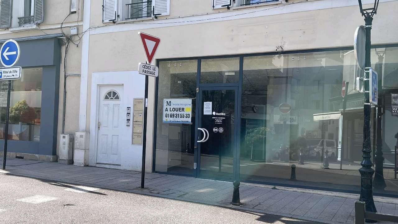 LOCAL COMMERCIAL 3 pice(s) CENTRE VILLE