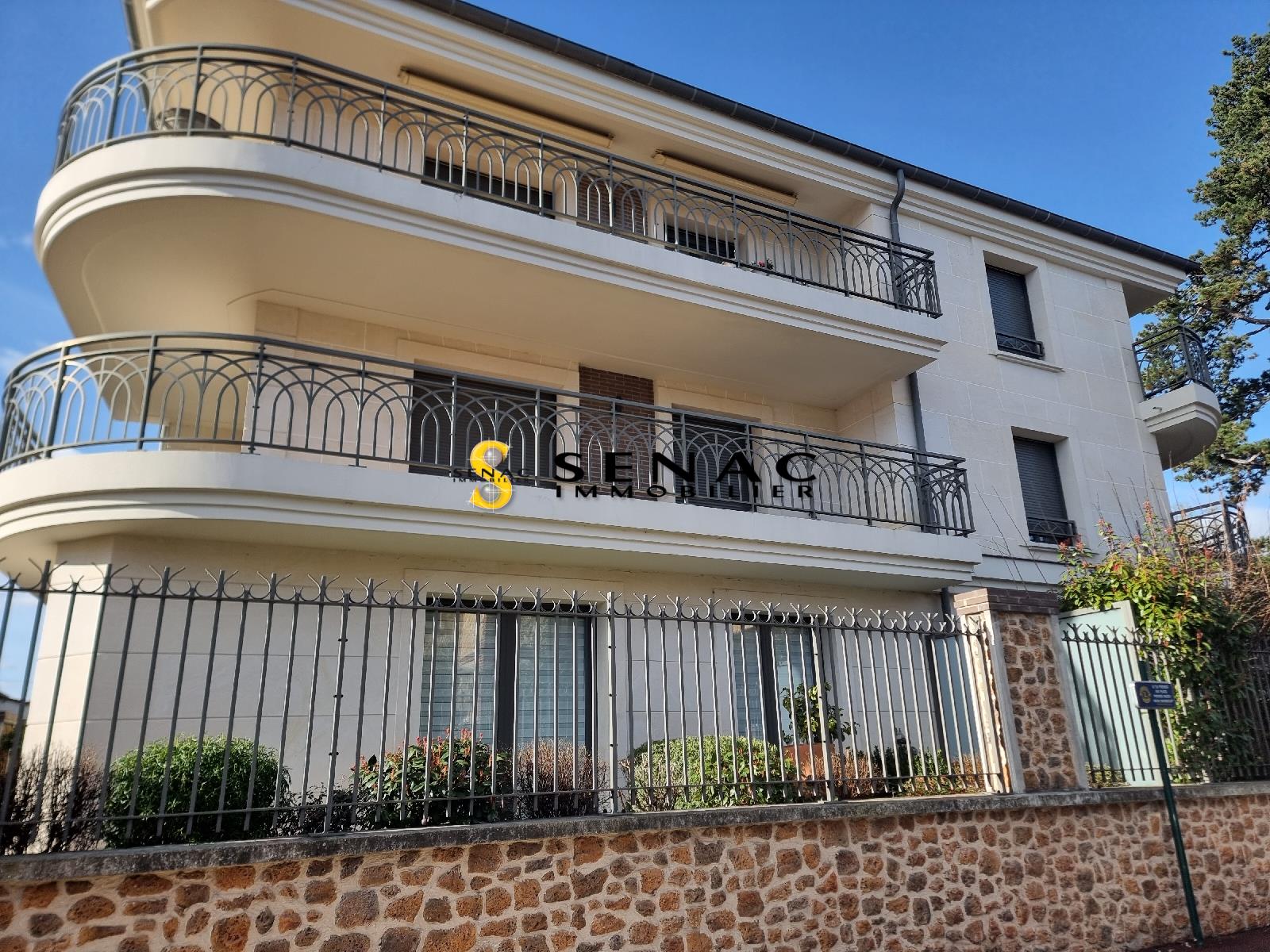 APPARTEMENT - ST LEU LA FORET